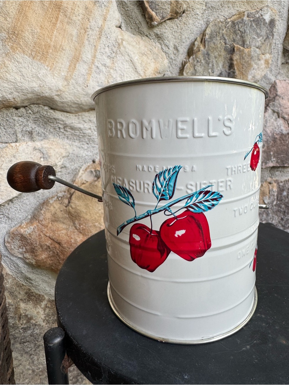 Vintage Bromwell’s Flour Sifter Apple Print Hand Crank Wood Handle 3 Cup